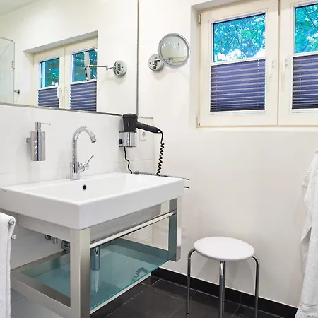 Wildrose, Nyaraló *