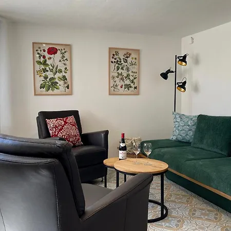 Nyaraló Wildrose, *